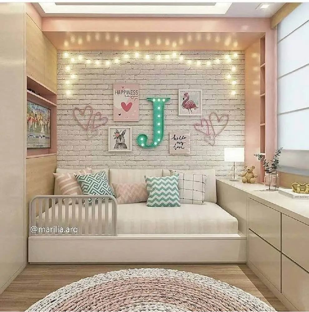decoração infantil para quarto planejado solteiro feminino com papel de parede de tijolinho Foto Mystalk