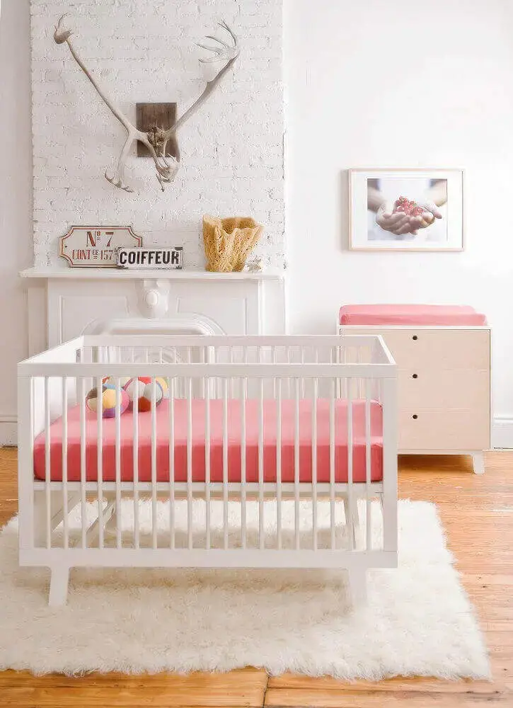 decoração minimalista com tapete felpudo branco para quarto de bebê Foto Petit Bazaar