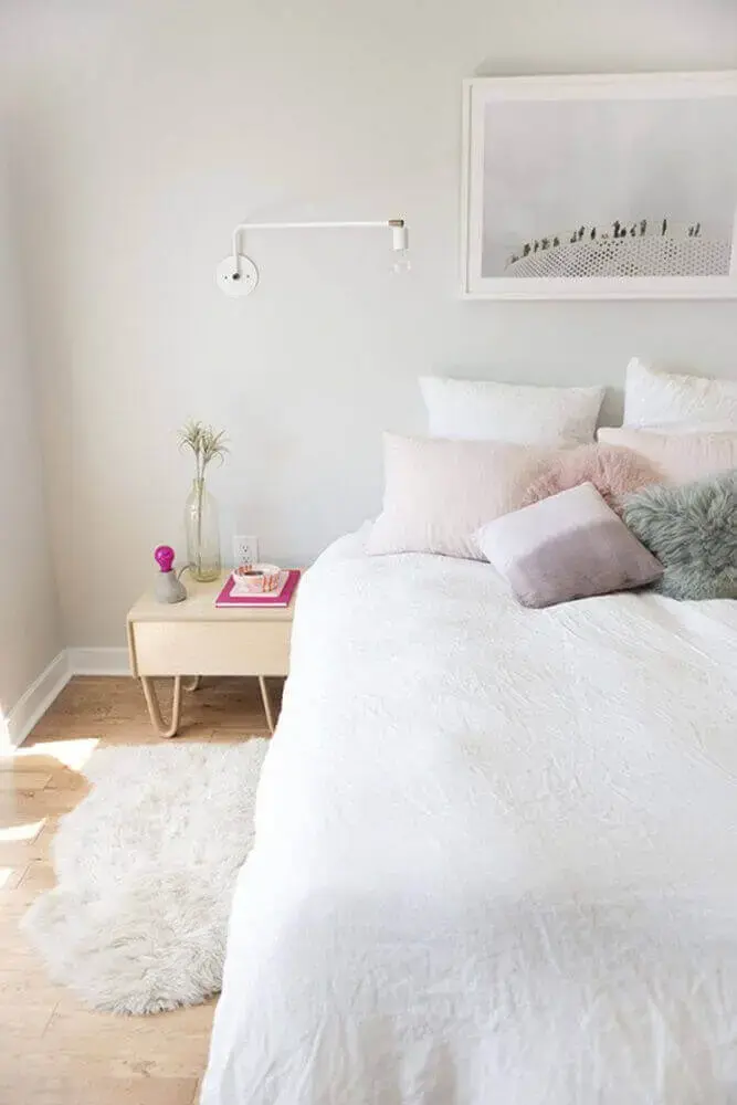 decoração minimalista com tapete felpudo para quarto Foto Interior Design Magazine