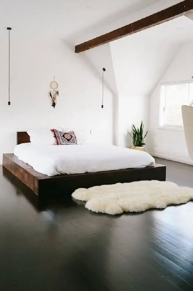 decoração minimalista com tapete felpudo para quarto com cama japonesa de madeira Foto Pinterest