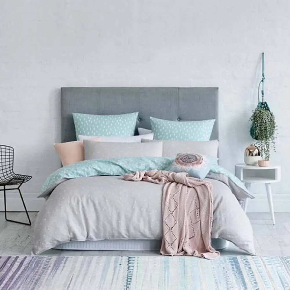 decoração minimalista com tapete para quarto de casal todo em tons de cinza Foto Manu Luize