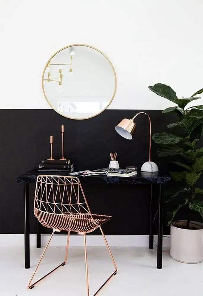 decoração moderna com objetos decorativos e cadeira amarada rose gold Foto Qanvast