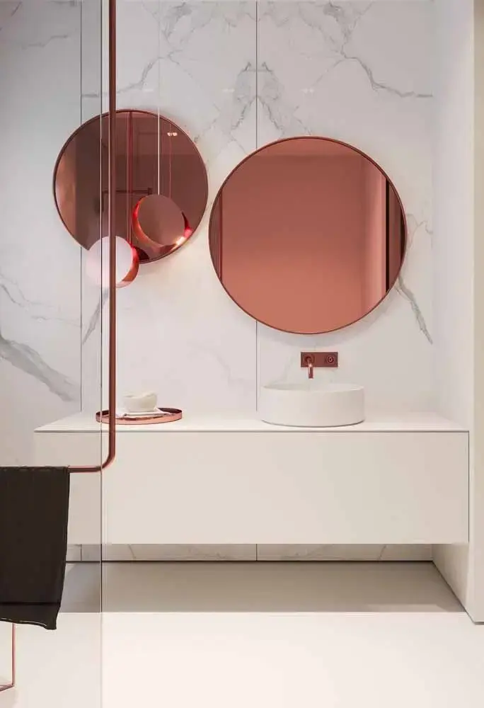 decoração para banheiro com espelho redondo rose gold Foto Mauricio Gebara Arquitetura
