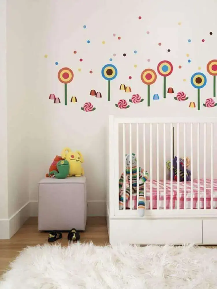 decoração para quarto de bebê com adesivos na parede e tapete felpudo branco Foto Roseann Repetti Interiors