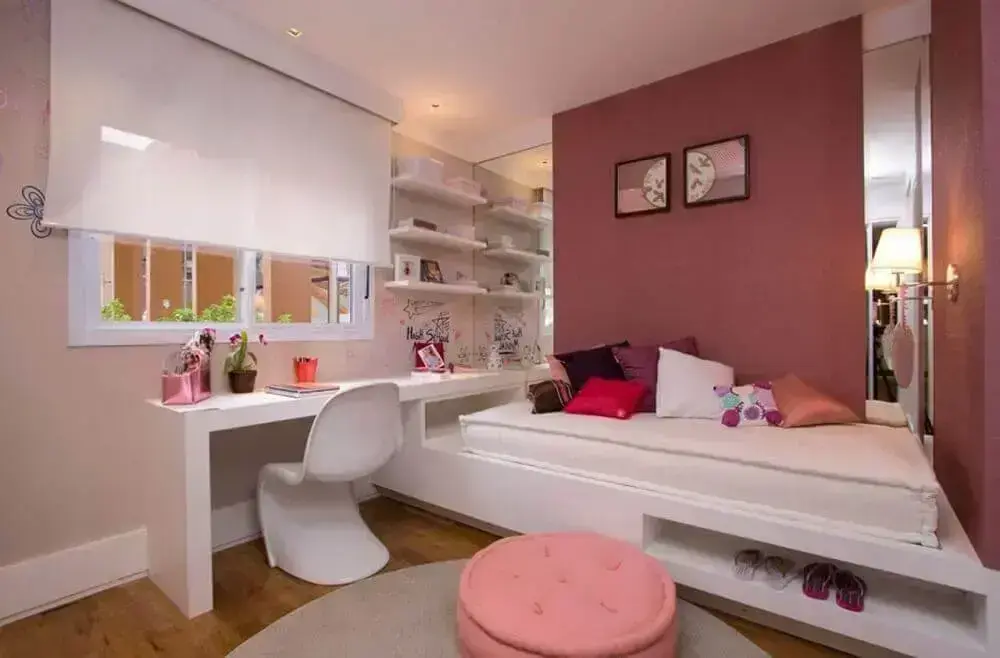 decoração para quarto planejado solteiro feminino com puff rosa e parede espelhada Foto Daniella e Priscilla de Barros