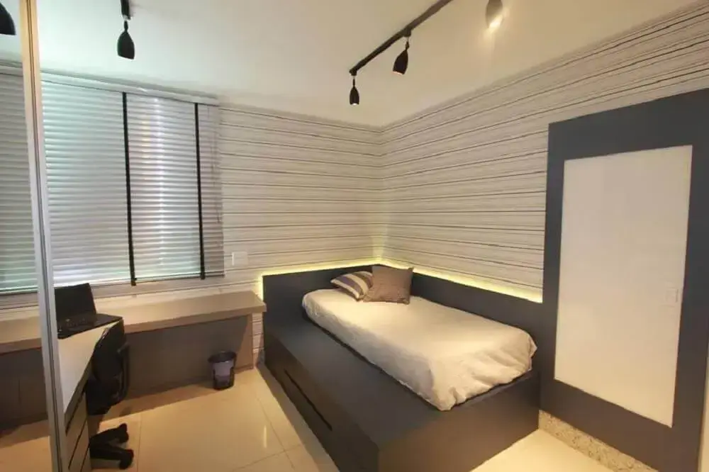 decoração para quarto planejado solteiro masculino com spots de luz e luz embutida atrás da cama Foto D'Art - Ambientes e Armários planejados
