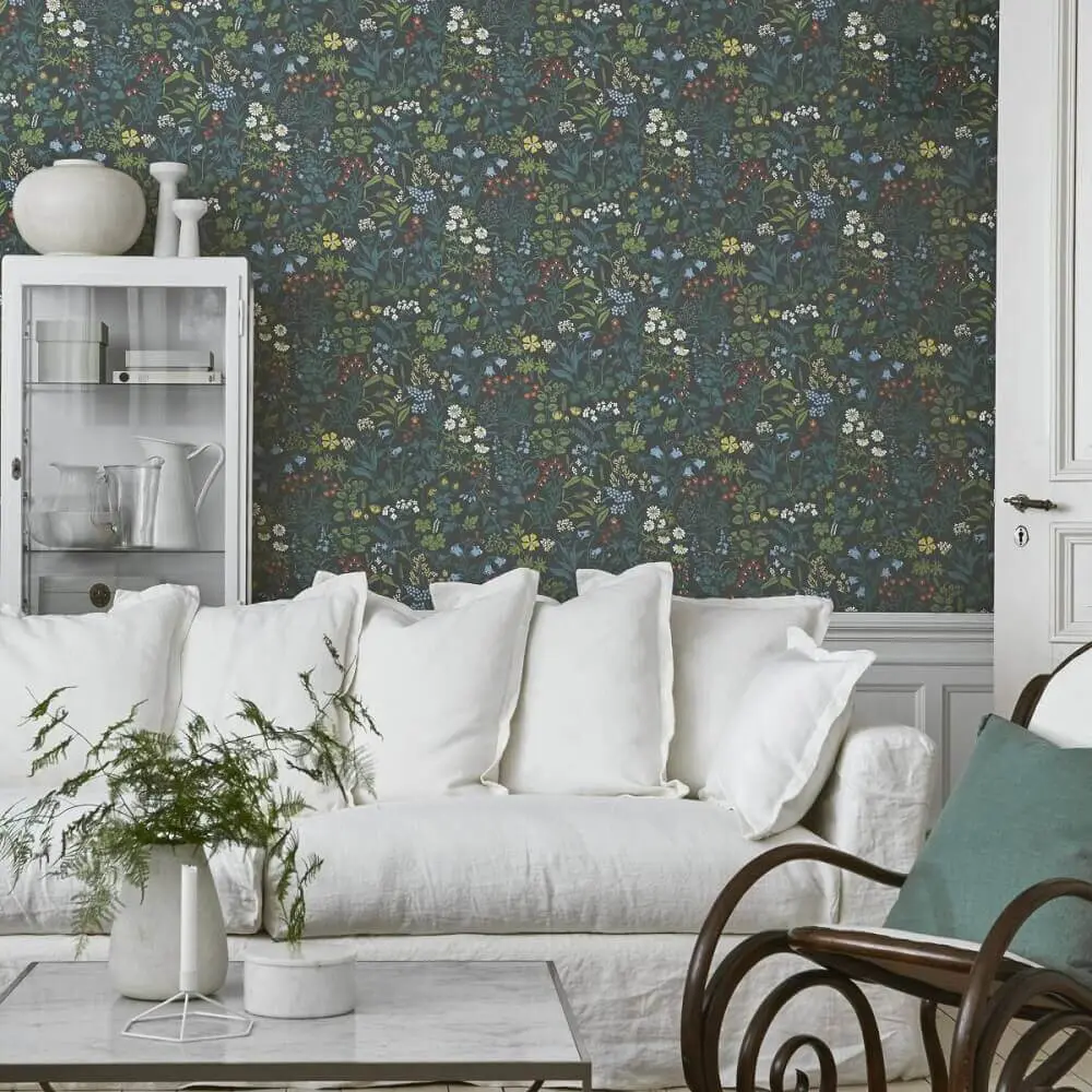 decoração para sala com papel de parede floral e sofá branco