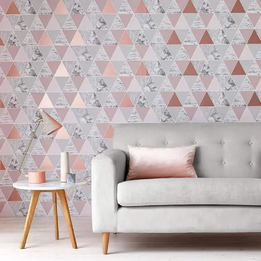 decoração para sala com sofá cinza e papel de parede rose gold Foto Ideal Home
