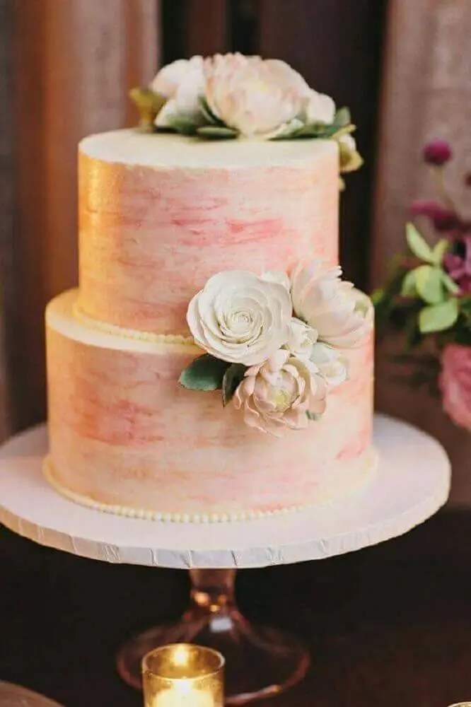 decoração romântica com bolo de casamento simples e bonito decorado com pérolas e flores brancas Foto Leeches