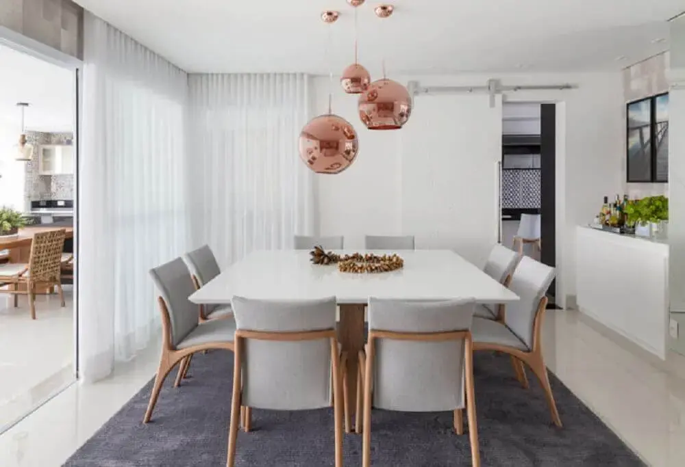 decoração rose gold sala de jantar com mesa quadrada branca e pendentes redondos Foto Foto Érica Salguero