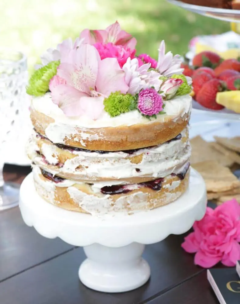 decoração rústica com flores para bolo para casamento simples Foto Festa de Casamento