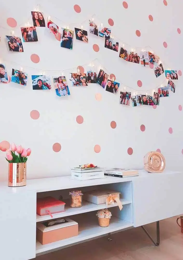 decoração simples com adesivo de parede rose gold e mural de fotos Foto Pinterest