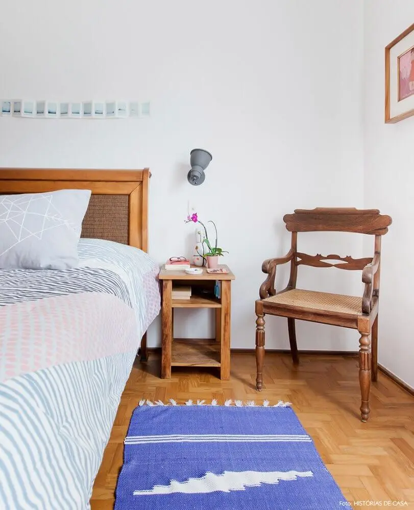 decoração simples com móveis de madeira e tapete para quarto de casal Foto Histórias de casa
