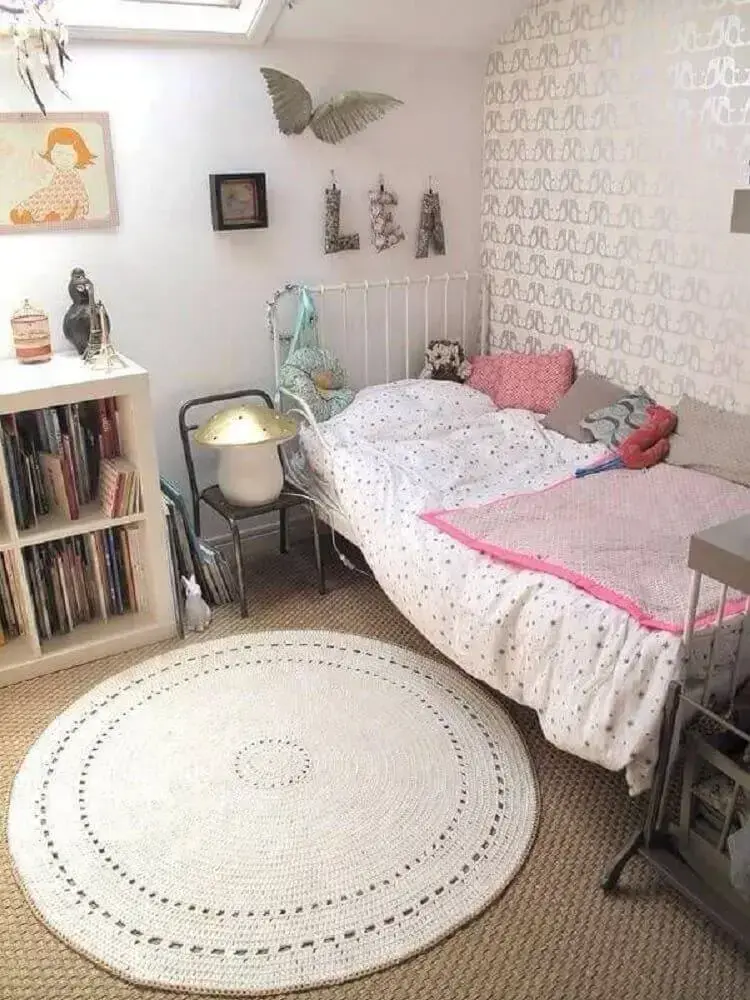 decoração simples com tapete de crochê para quarto de solteiro Foto Poleo Menta