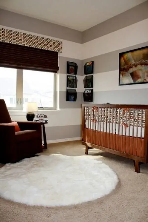 decoração simples com tapete felpudo para quarto de bebê com berço de madeira Foto Pinterest