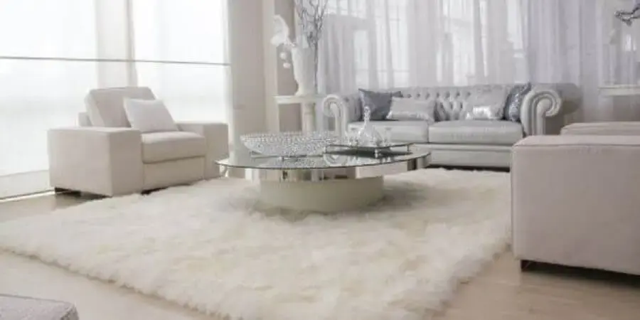 decoração sofisticada para sala de estar com tapete felpudo branco Foto Decoração e Projetos