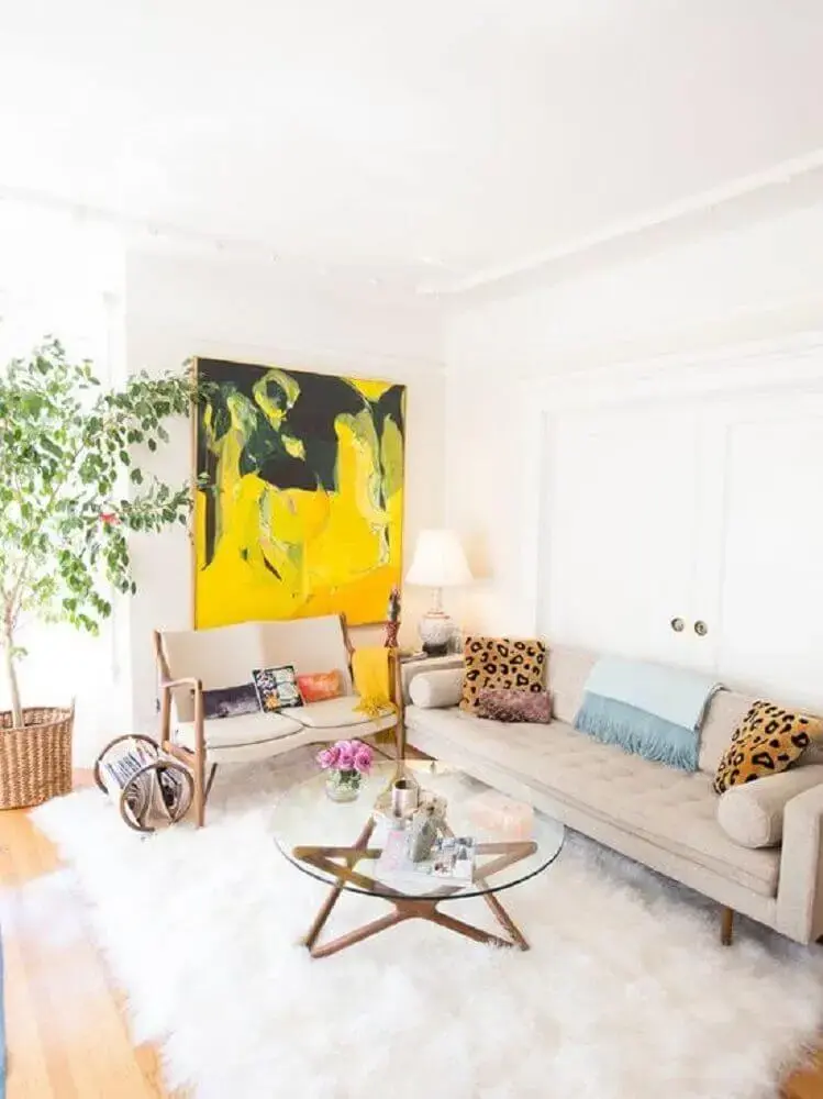 decoração tapete felpudo branco para sala de estar com mesa de centro redonda e sofá moderno Foto Assetproject
