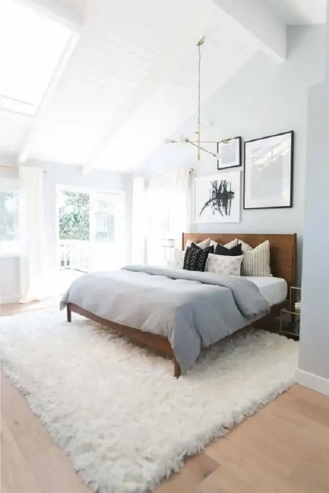decoração toda branca com tapete felpudo para quarto com cama de madeira e pendente moderno Foto Wall Decor
