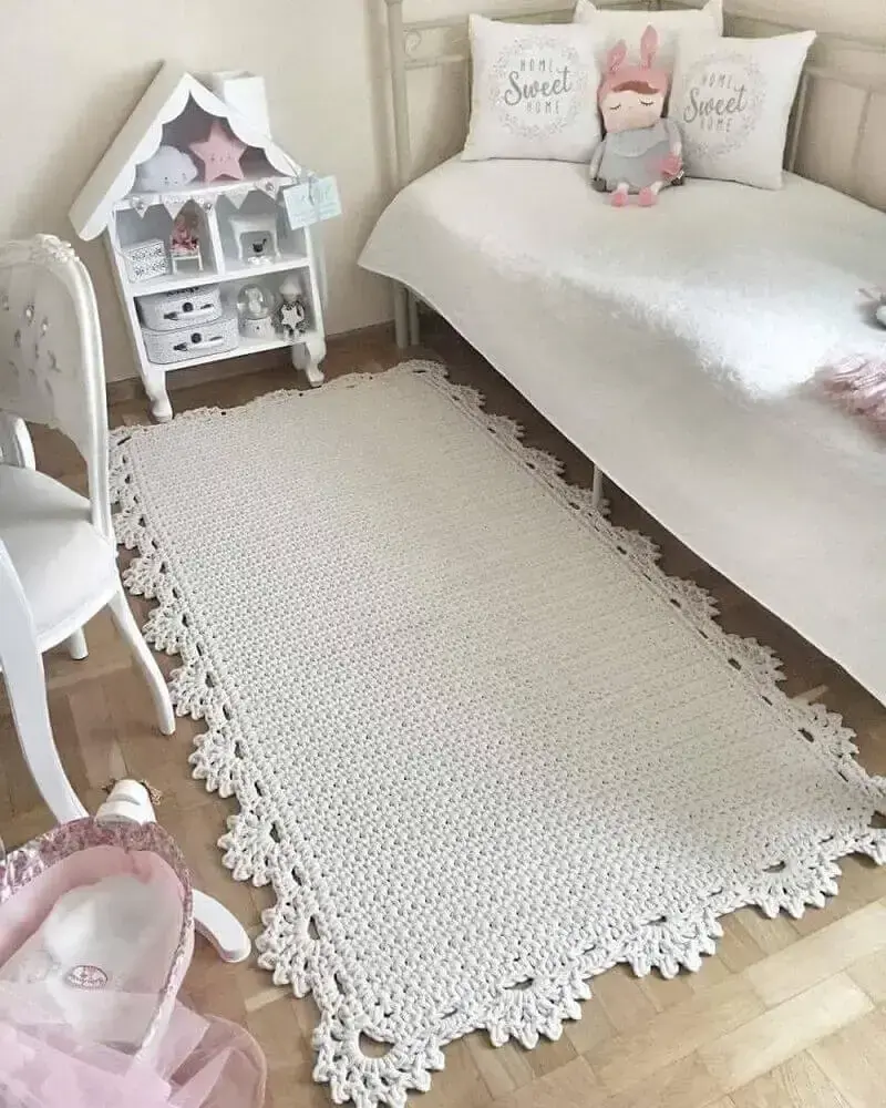 decoração toda branca com tapete para quarto infantil com casinha de boneca Foto Pinterest