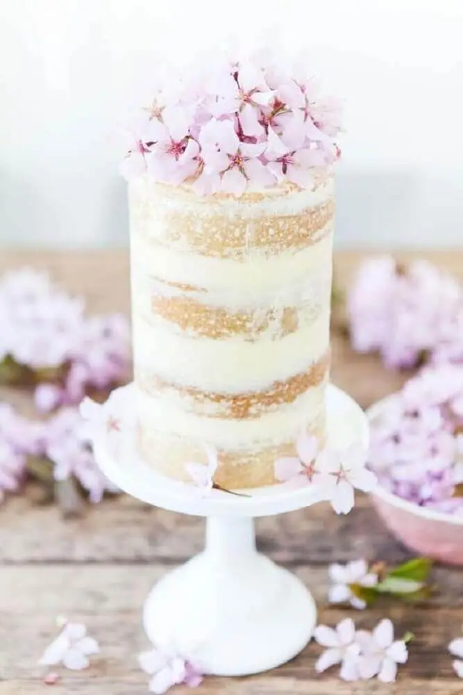 delicado bolo simples de casamento decorado com flores lilás Foto Wedding Omania