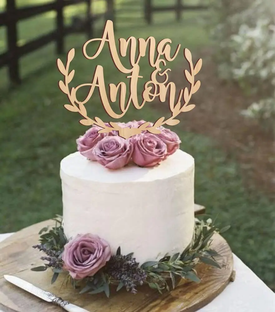 delicado modelo de bolo de casamento simples com chantilly e rosas lilás Foto Weddbook
