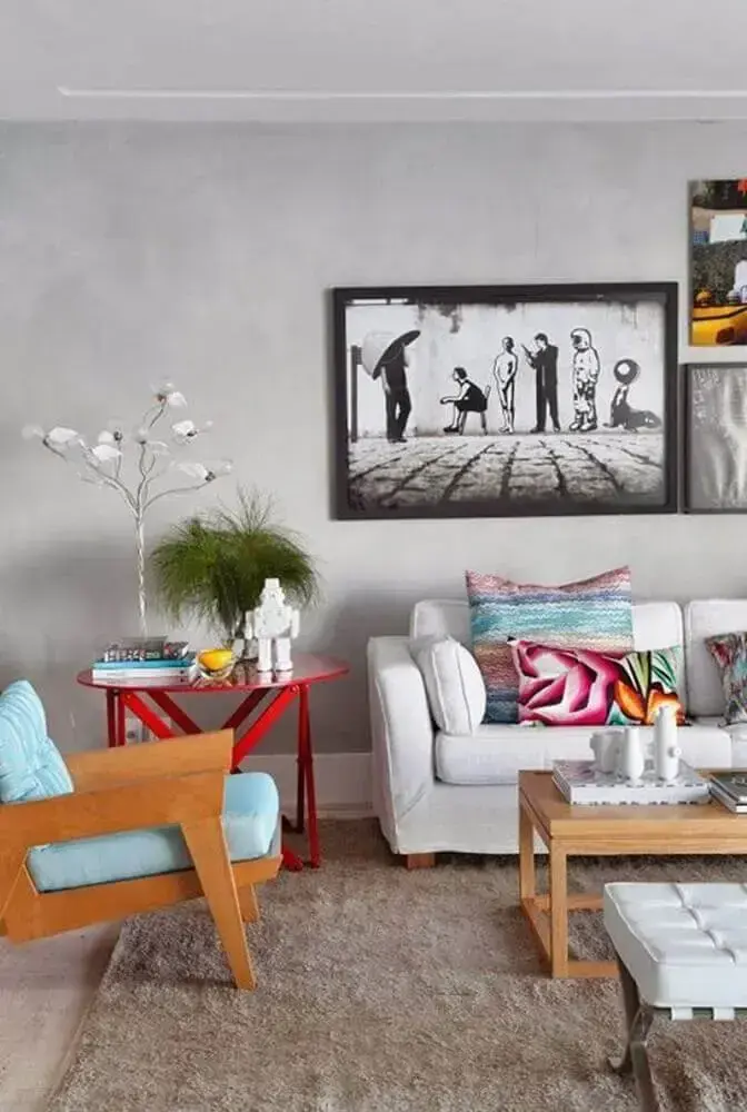enfeites de decoração para sala com sofá branco e mesa de canto vermelha Foto Mariah Lopes
