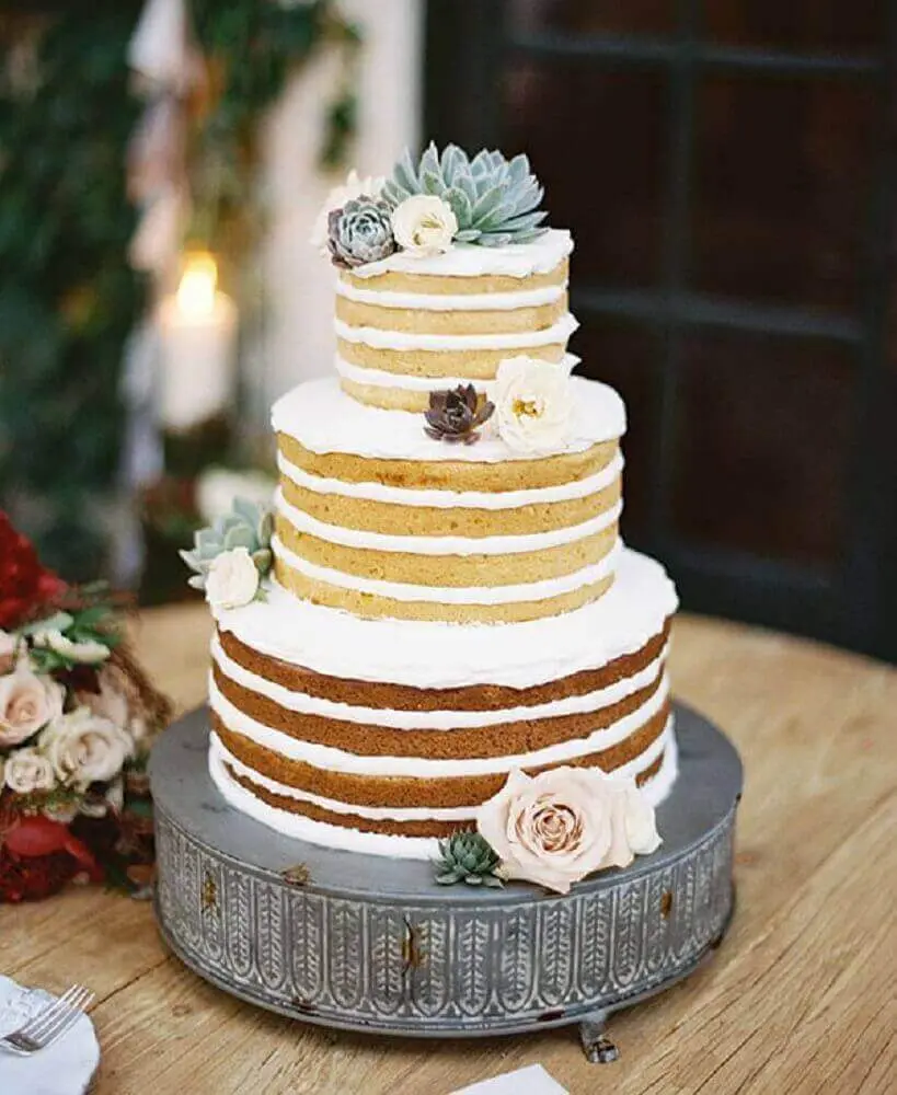 festa de casamento rústico com bolo de casamento simples e bonito decorado com suculentas e flores Foto Affinity Weddings