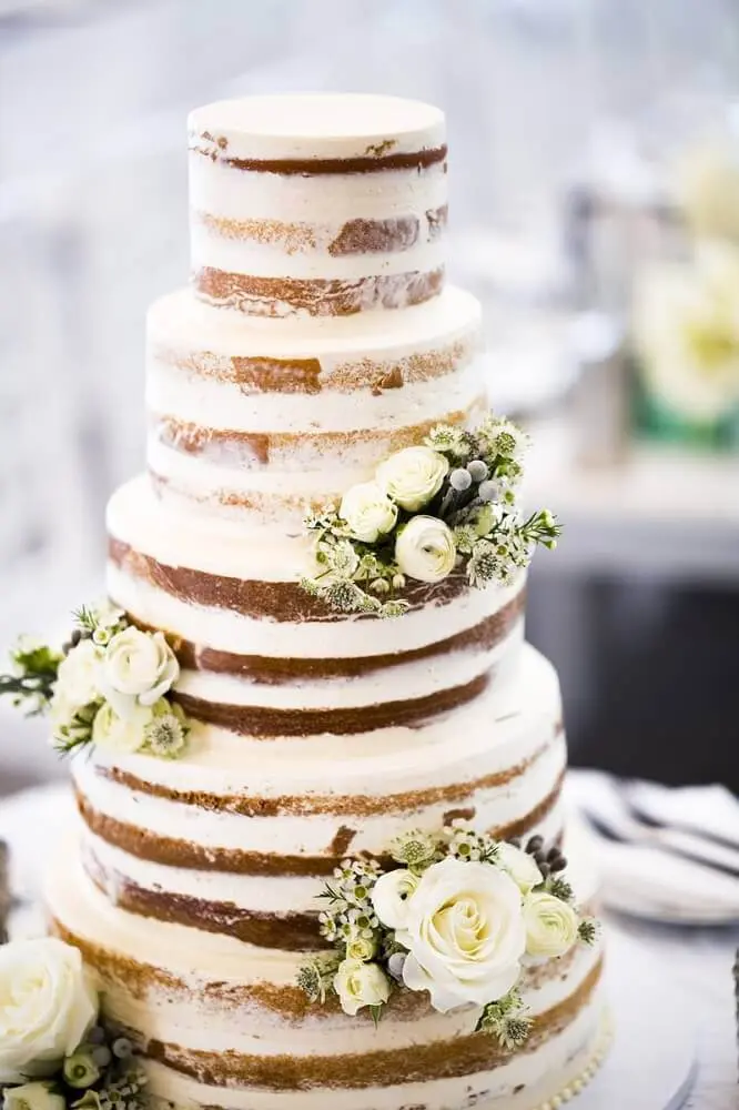 linda decoração com bolo de casamento simples e bonito Foto Inside Weddings