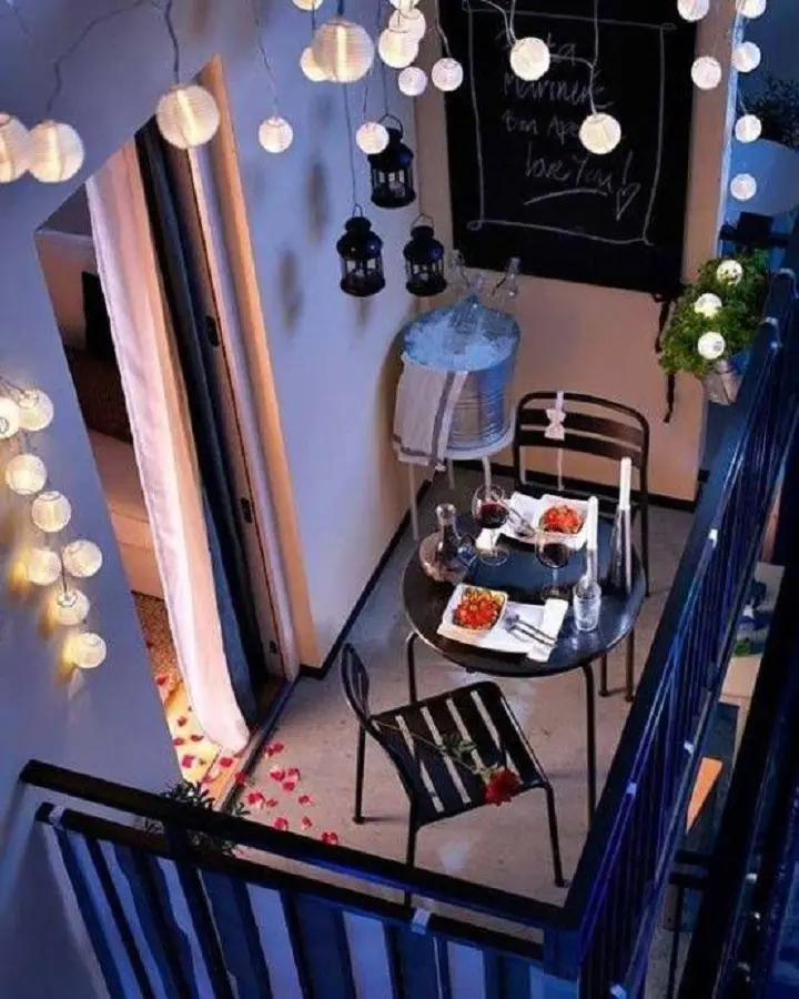 mesa e cadeiras para área externa com decoração simples Foto Projeto Hestia