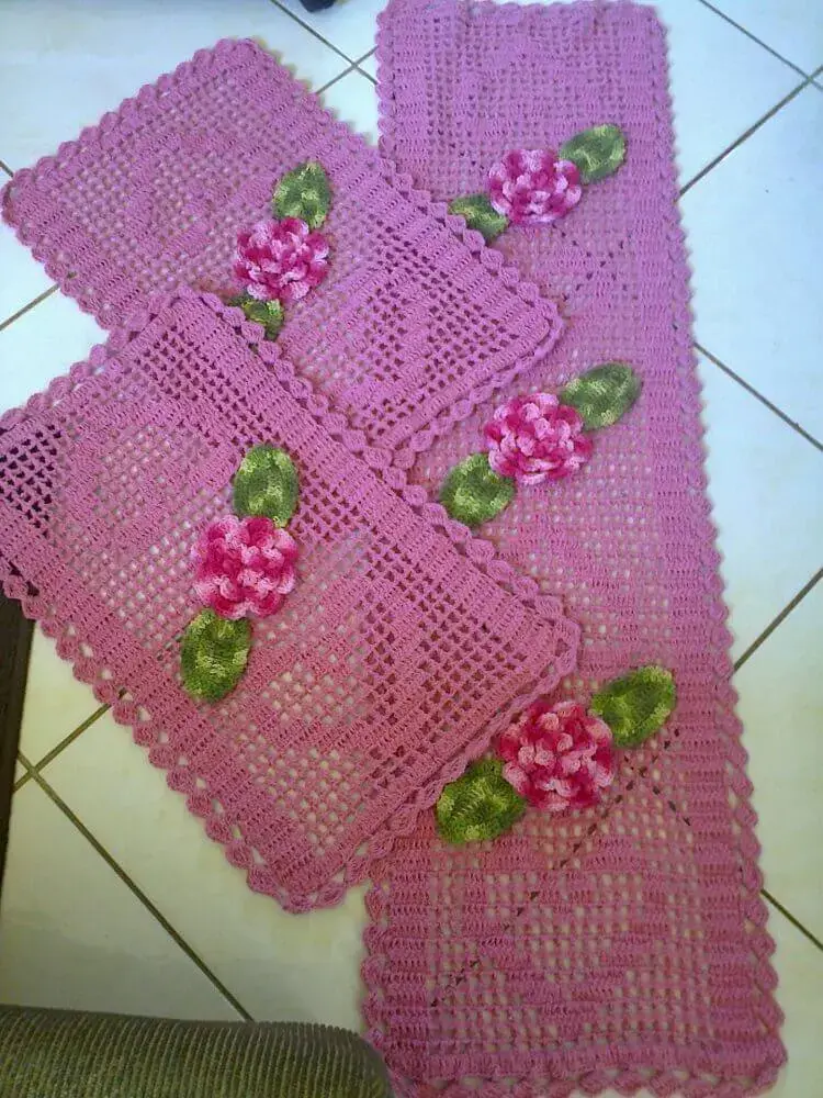 modelo cor de rosa de passadeira de crochê com flores Foto Assetproject