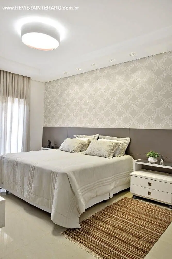 modelo de tapete para quarto de casal com decoração neutra Foto Pinterest