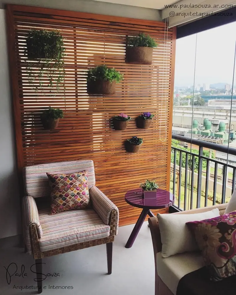 móveis para varanda com jardim vertical e cortina de vidro Foto Paula Souza