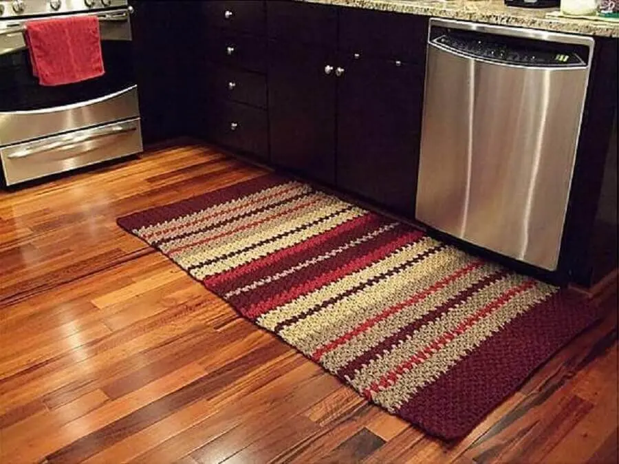 passadeira de crochê para cozinha com piso de madeira e armários pretos Foto Tricot et Couture