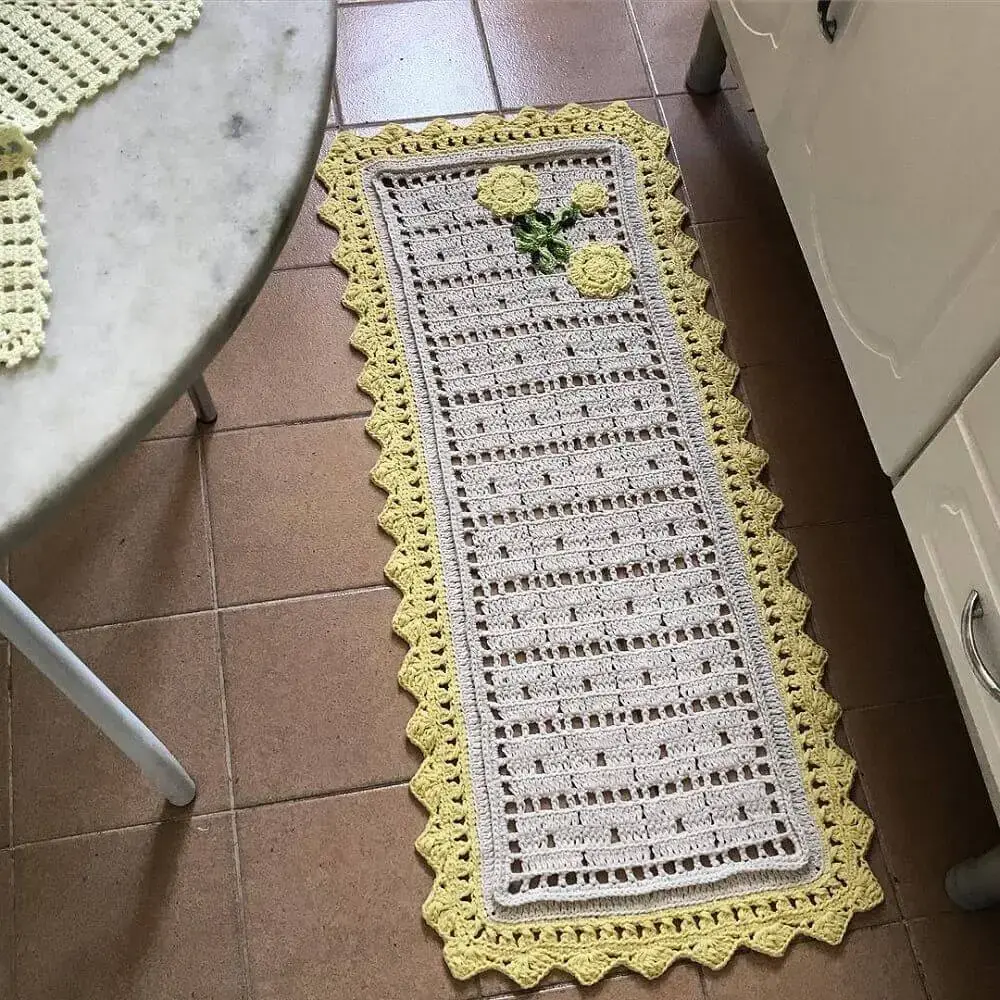 passadeira de crochê com flores e bordas amarelas Foto Manas Crochê