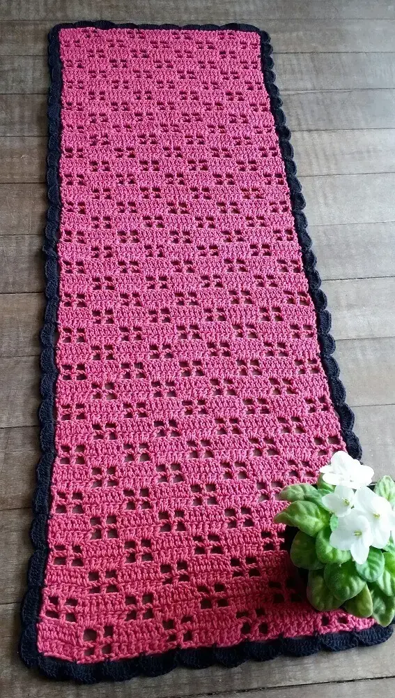 passadeira em crochê cor de rosa com borda preta Foto Pinterest