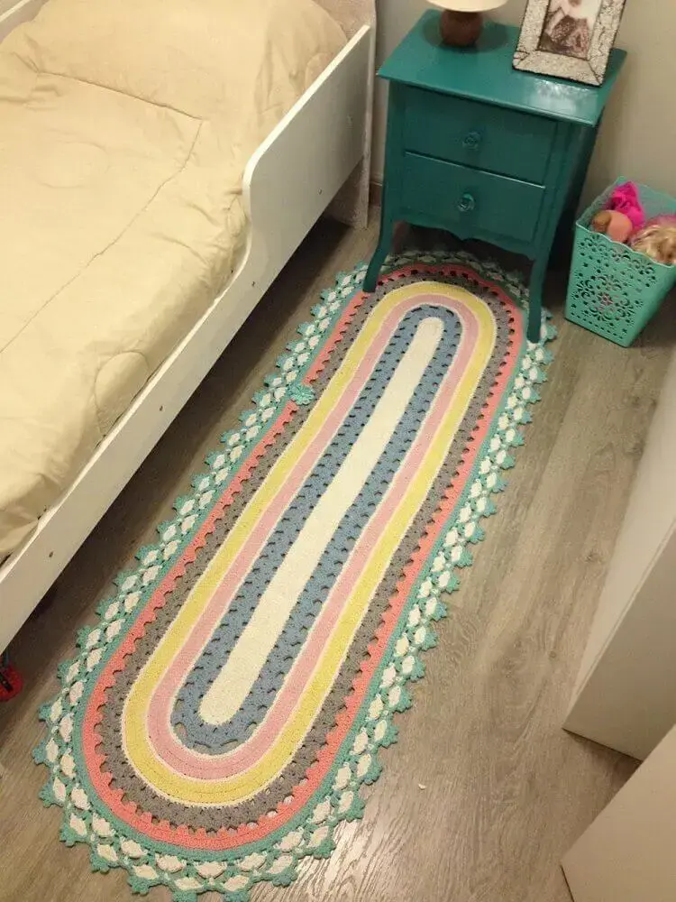 passadeira em crochê colorida para decoração de quarto com criado mudo verde Foto Pinterest