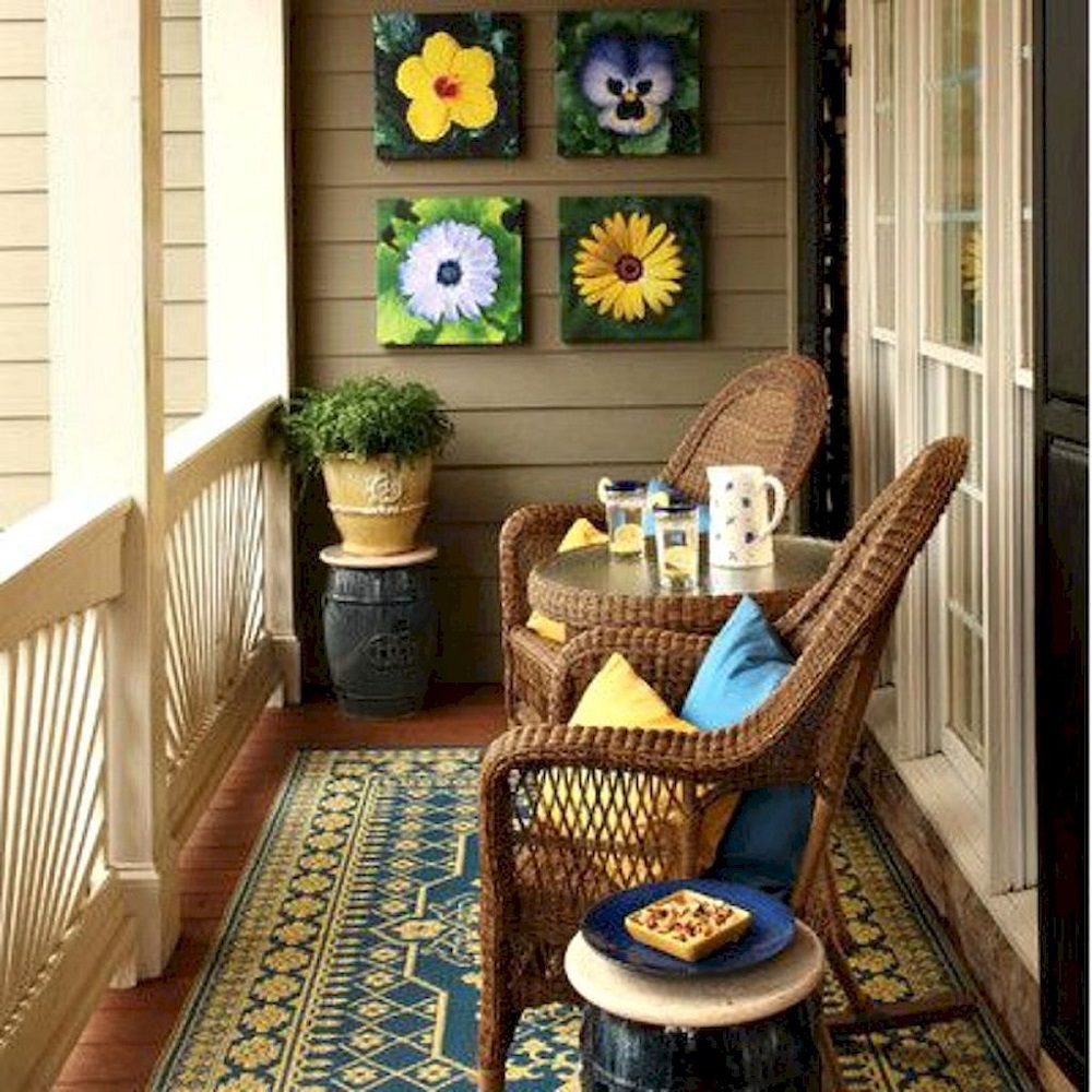 poltrona para varanda pequena decorada com tapete e quadros Foto DecoRelated