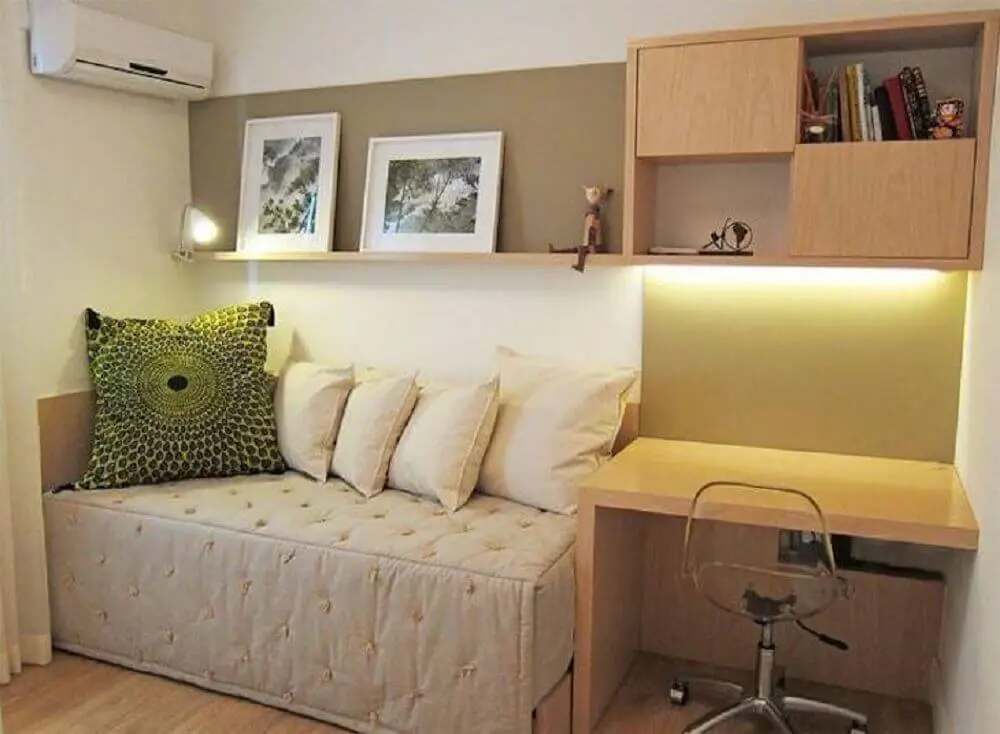 quarto de solteiro planejado com móveis de madeira e cadeira de acrílico transparente Foto Flavia Secioso