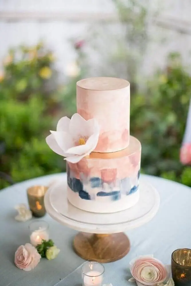 romântico bolo de casamento simples e bonito com detalhes em cor de rosa Foto WeMarry