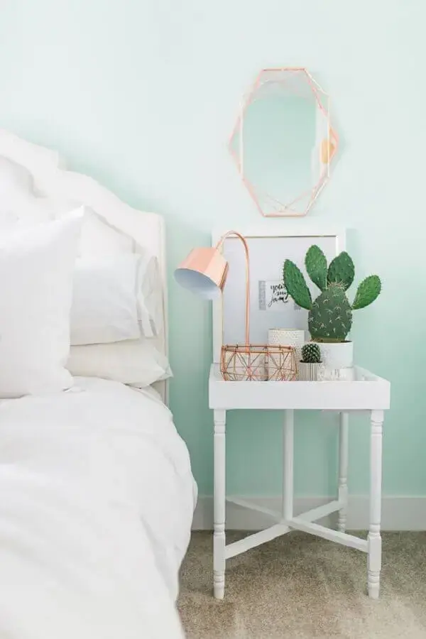 rose gold para detalhes de decoração de quarto clean com parede verde menta Foto Brit+Co