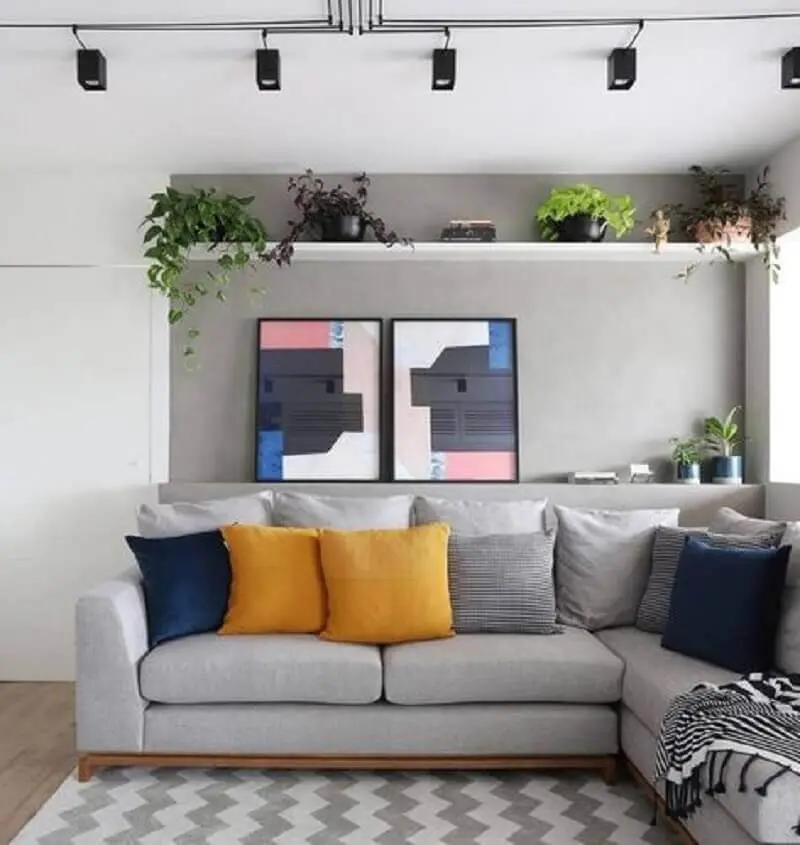 sala decorada com almofadas coloridas para sofá em L cinza Foto Jeito de Casa