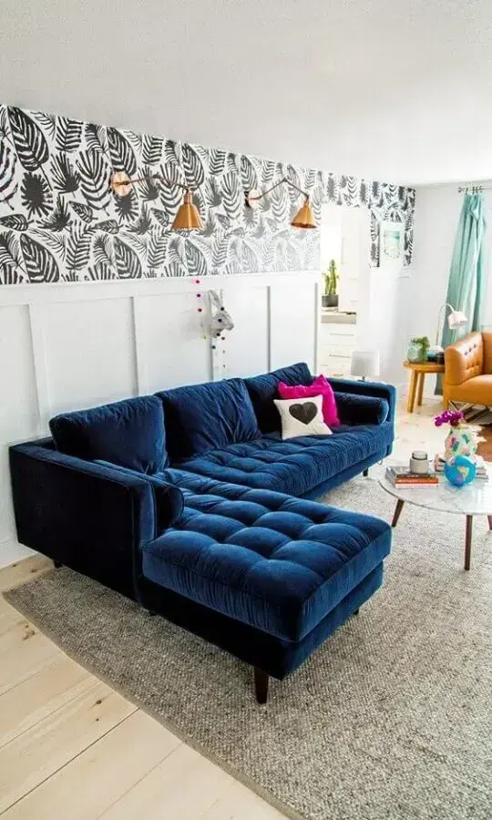 sala decorada com sofá em L com chaise azul marinho Foto Pinterest