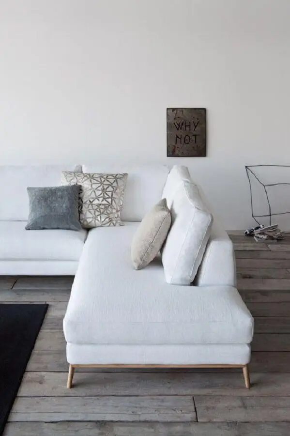 sala minimalista decorada com sofá em L branco Foto Pinterest
