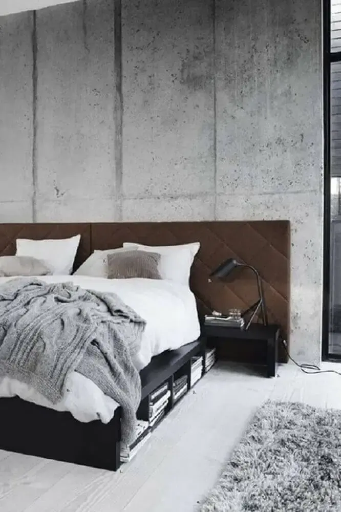 tapete felpudo para quarto com decoração moderna em tons de cinza com cabeceira estofada marrom Foto BlurStyle