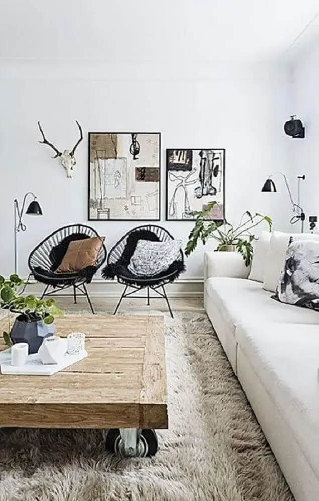 tapete felpudo para sala com mesa de centro de madeira e sofá branco Foto Visite Déco