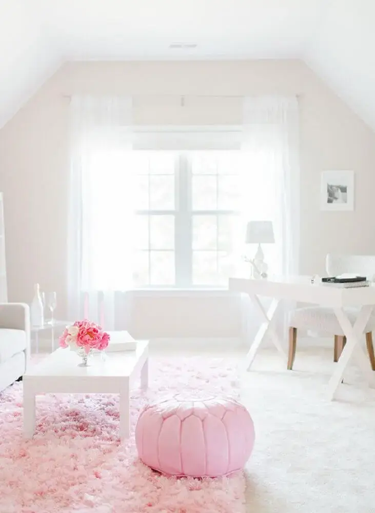 tapete felpudo rosa para decoração de sala toda branca Foto Pinterest
