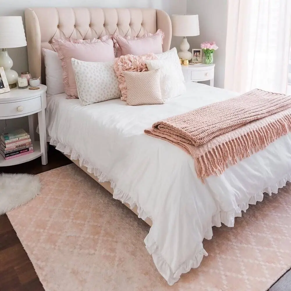 tapete para quarto com decoração romântica e cabeceira capitonê rosa Foto CW Interiors