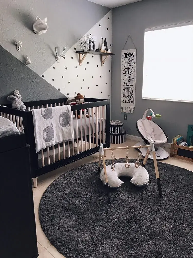 tapete para quarto de bebê decorado com berço preto e parede em tons de cinza Foto HomeDeco