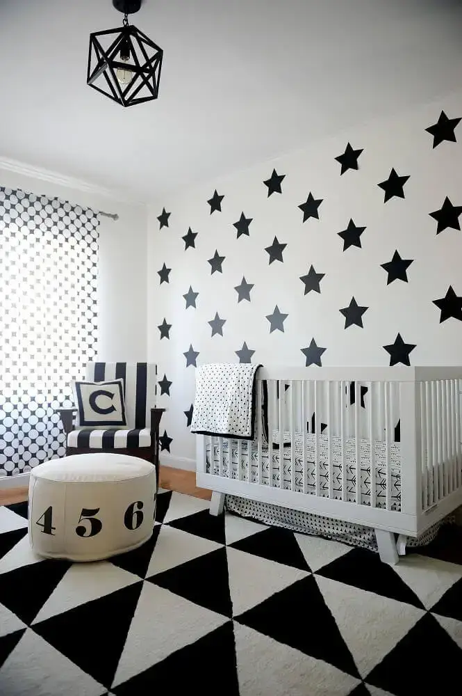 tapete para quarto de bebê todo decorado em preto e branco Foto Kargo