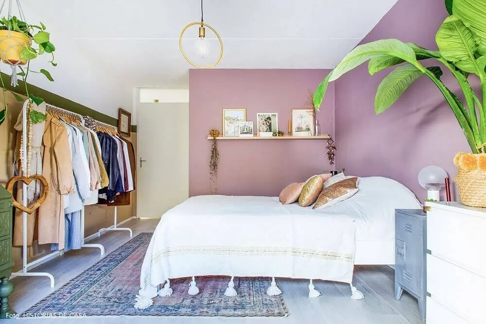 tapete para quarto decorado com vasos de plantas araras de roupas e parede lilás Foto Pinterest